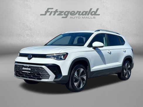 Used 2025 Volkswagen Taos SE AWD/4WD image 2