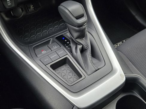 Used 2019 Toyota RAV4 LE FWD image 18