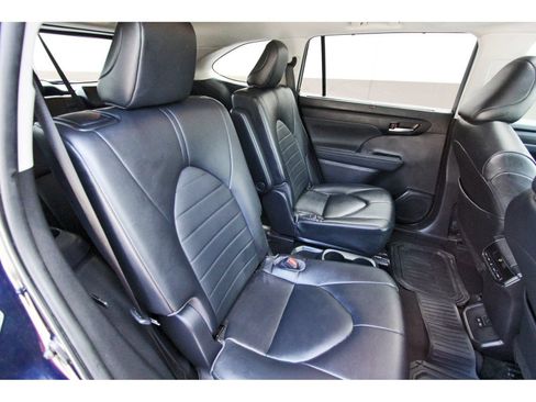 Used 2023 Toyota Highlander XLE FWD image 13