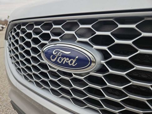 Used 2023 Ford Edge SE image 11