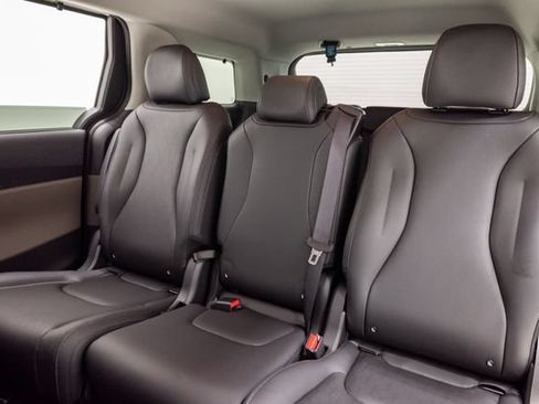 Certified 2026 Kia Carnival EX FWD image 24