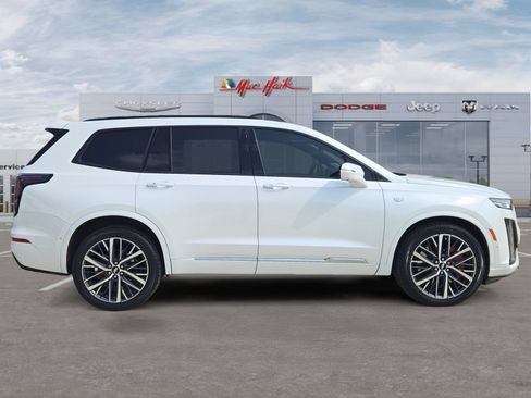 Used 2023 Cadillac XT6 Sport w/ Technology Package AWD/4WD image 6