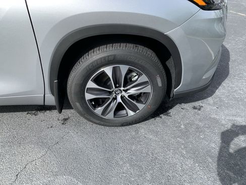 New 2024 Toyota Highlander XLE image 12