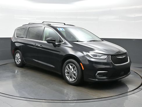 Used 2022 Chrysler Pacifica Touring-L FWD image 11