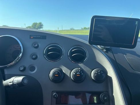 Used 2007 Pontiac Solstice Convertible w/ Premium Package RWD image 18