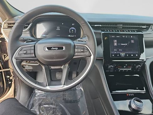 Used 2023 Jeep Grand Cherokee Altitude RWD image 13