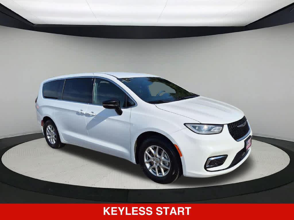 Used 2025 Chrysler Pacifica Select FWD image 9