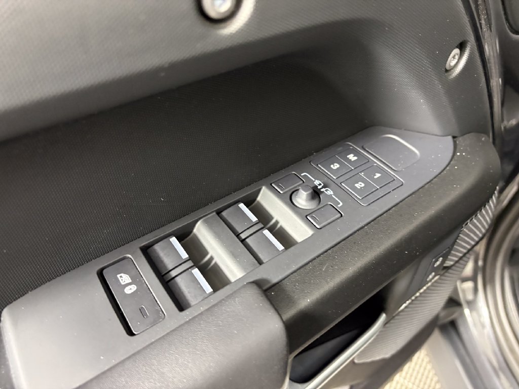 Used 2023 Land Rover Defender 110 AWD/4WD image 12