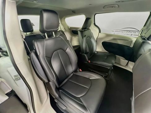 Used 2023 Chrysler Pacifica Touring-L FWD image 28
