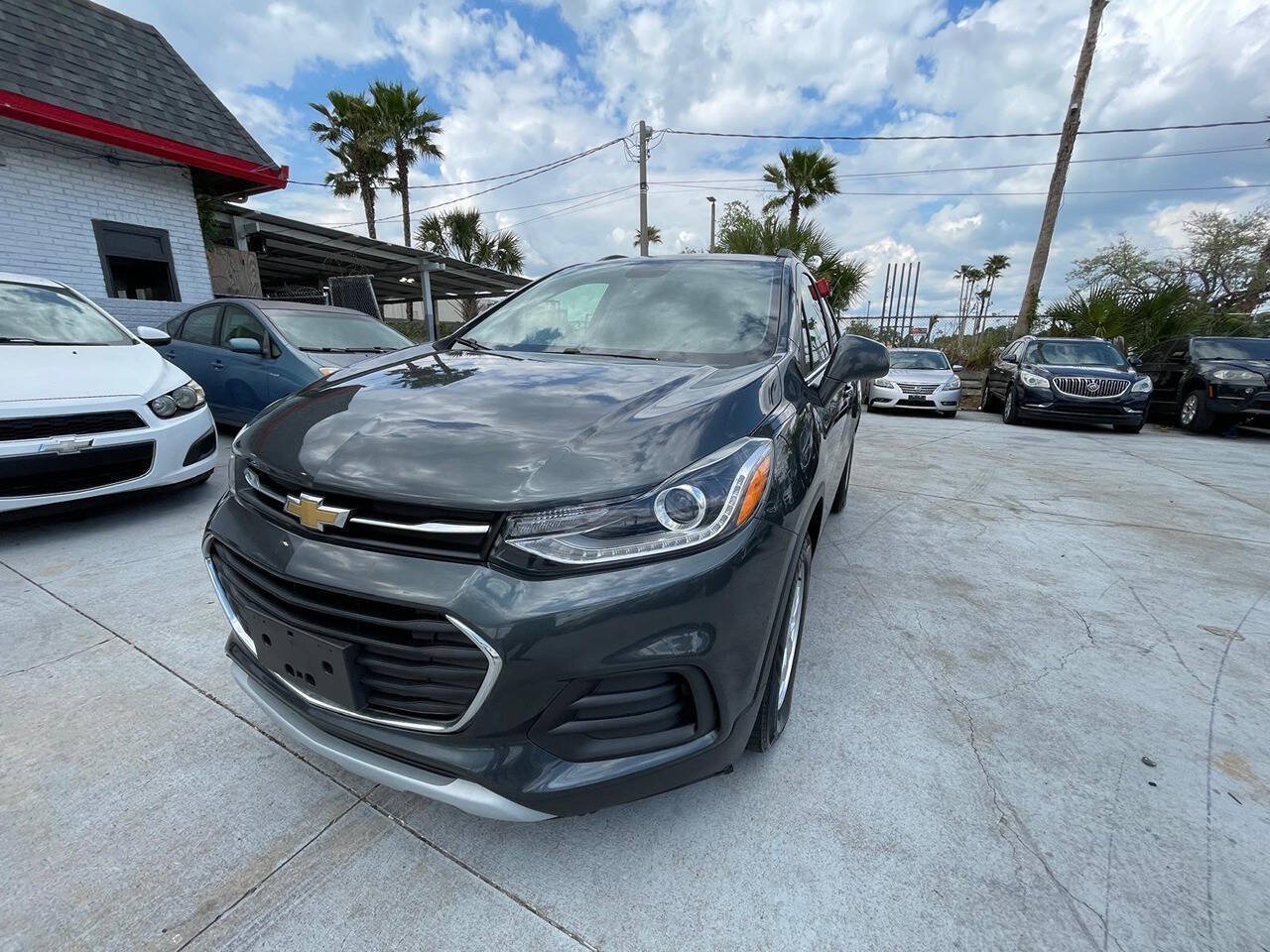 Used 2018 Chevrolet Trax LT w/ LT Convenience Package FWD image 2