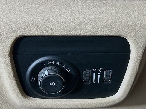 Used 2023 Jeep Grand Cherokee L Limited w/ Black Appearance Package image 17