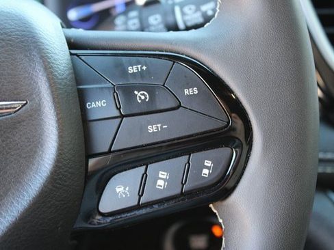 Used 2024 Chrysler Pacifica Limited image 14