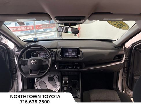 Used 2025 Nissan Rogue SV FWD image 6