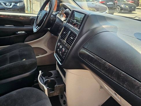 Used 2017 Dodge Grand Caravan SE FWD image 12