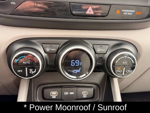 Certified 2025 Hyundai Venue SEL FWD image 22