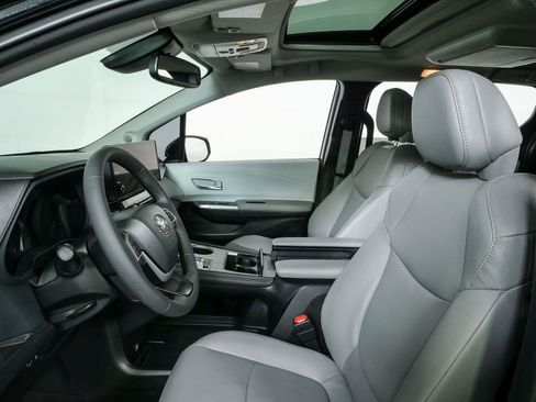 Used 2025 Toyota Sienna XLE w/ XLE Plus Package FWD image 5