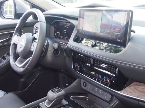 Used 2024 Nissan Rogue Platinum FWD image 10