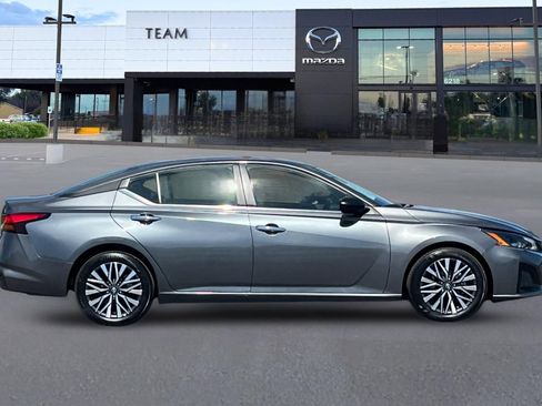 Used 2025 Nissan Altima 2.5 SV FWD image 3
