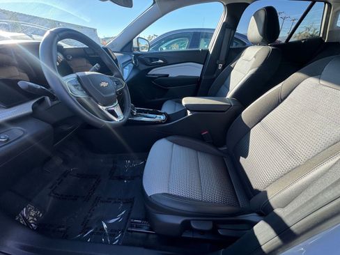 Used 2025 Chevrolet Trax LT w/ LT Convenience Package image 24