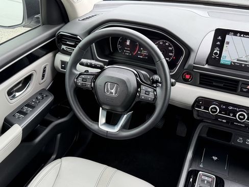 Used 2025 Honda Pilot Touring image 15