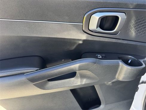 Used 2022 Kia Sorento S w/ Panoramic Sunroof Package image 13