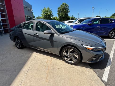 Used 2024 Hyundai Elantra Limited FWD image 10