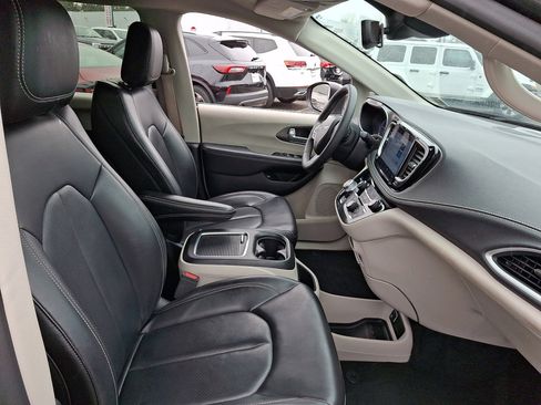 Used 2023 Chrysler Pacifica Touring-L FWD image 12