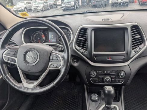 Used 2018 Jeep Cherokee Latitude Plus w/ Cold Weather Group image 5