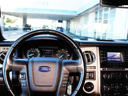 Used 2017 Ford Expedition XLT image 29