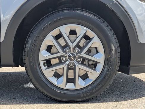 Certified 2025 Kia Telluride LX FWD image 13