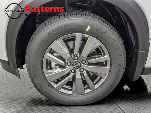 New 2025 Nissan Pathfinder SV w/ SV Premium Package image 28