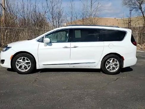 Used 2018 Chrysler Pacifica Touring-L Plus image 5