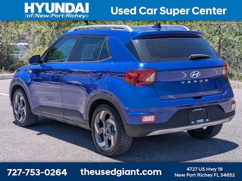 Certified 2022 Hyundai Venue Limited FWD image 3