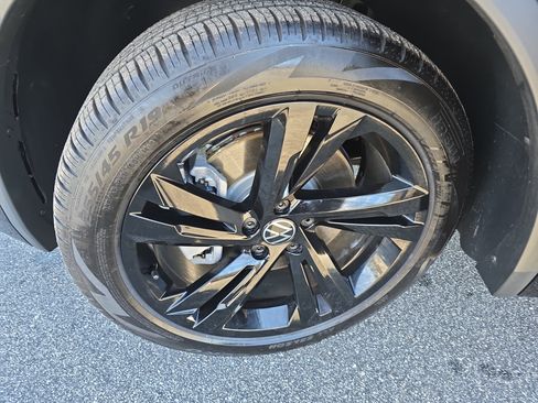 Used 2024 Volkswagen Tiguan SE R-Line image 33