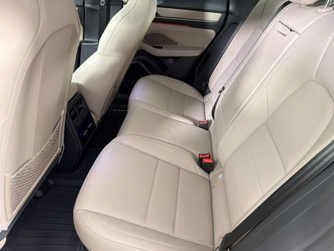 Used 2025 Porsche Macan 4 Electric image 17