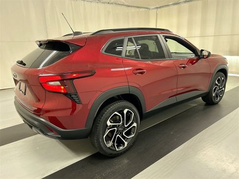 Used 2024 Chevrolet Trax RS w/ Sunroof Package image 2