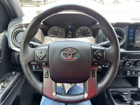 Used 2018 Toyota Tacoma TRD Off-Road AWD/4WD image 13