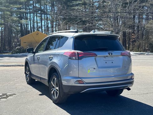 Used 2018 Toyota RAV4 XLE image 4