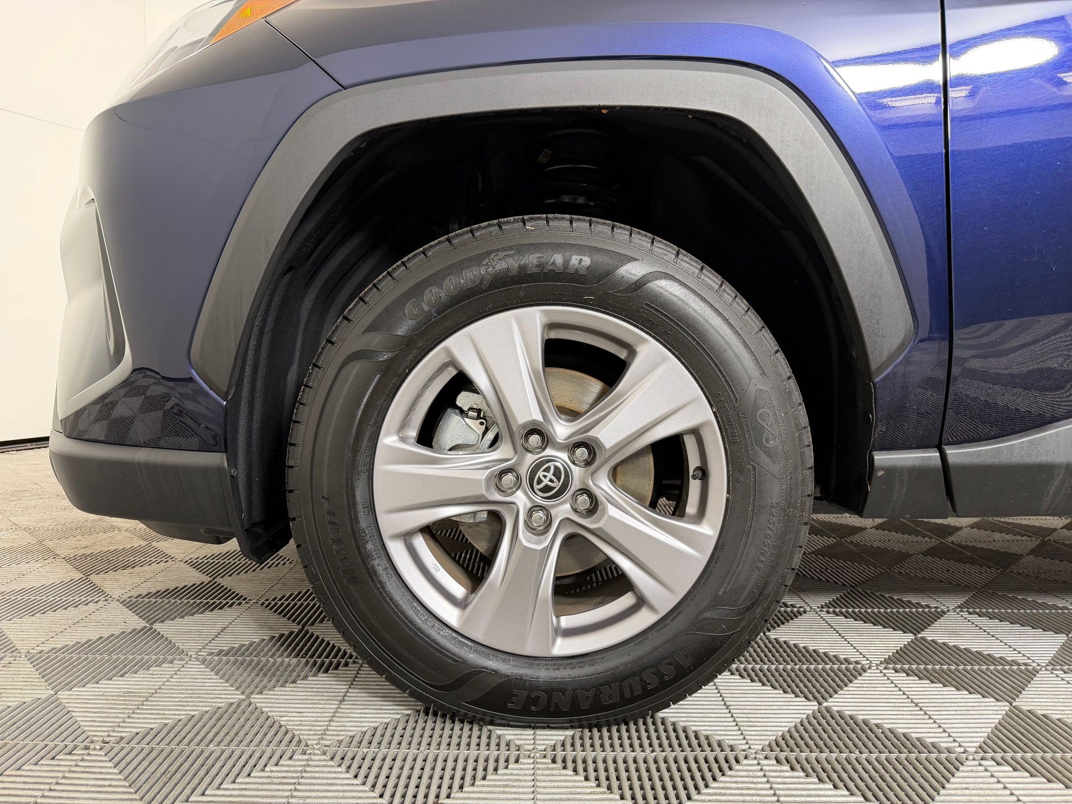 Used 2025 Toyota RAV4 XLE AWD/4WD image 12