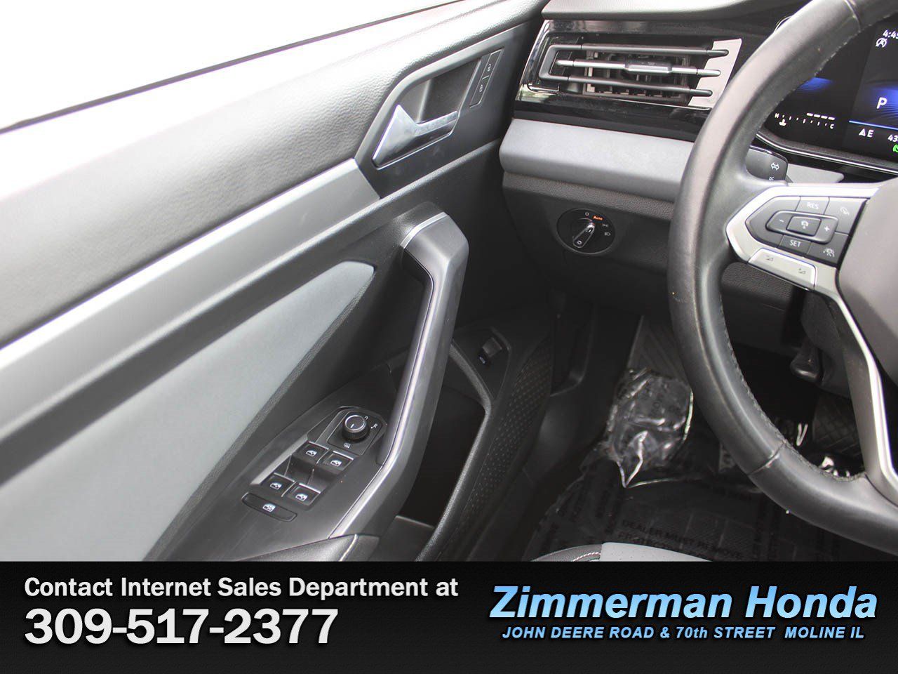 Used 2025 Volkswagen Jetta SE FWD image 13