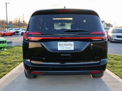 New 2026 Chrysler Pacifica Select w/ S Appearance Package image 33