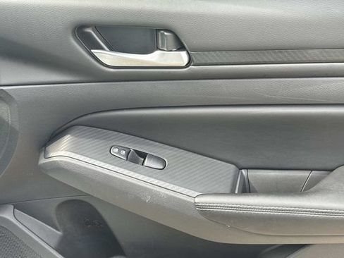 Used 2025 Nissan Altima 2.5 SV FWD image 26