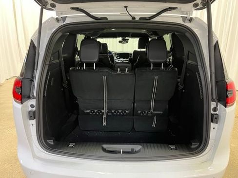 New 2026 Chrysler Pacifica Select FWD image 11