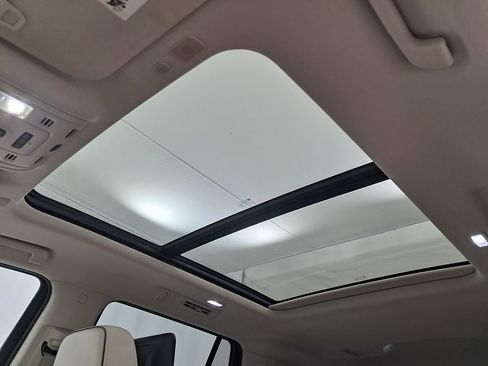 Used 2021 GMC Yukon Denali w/ Denali Premium Package image 9