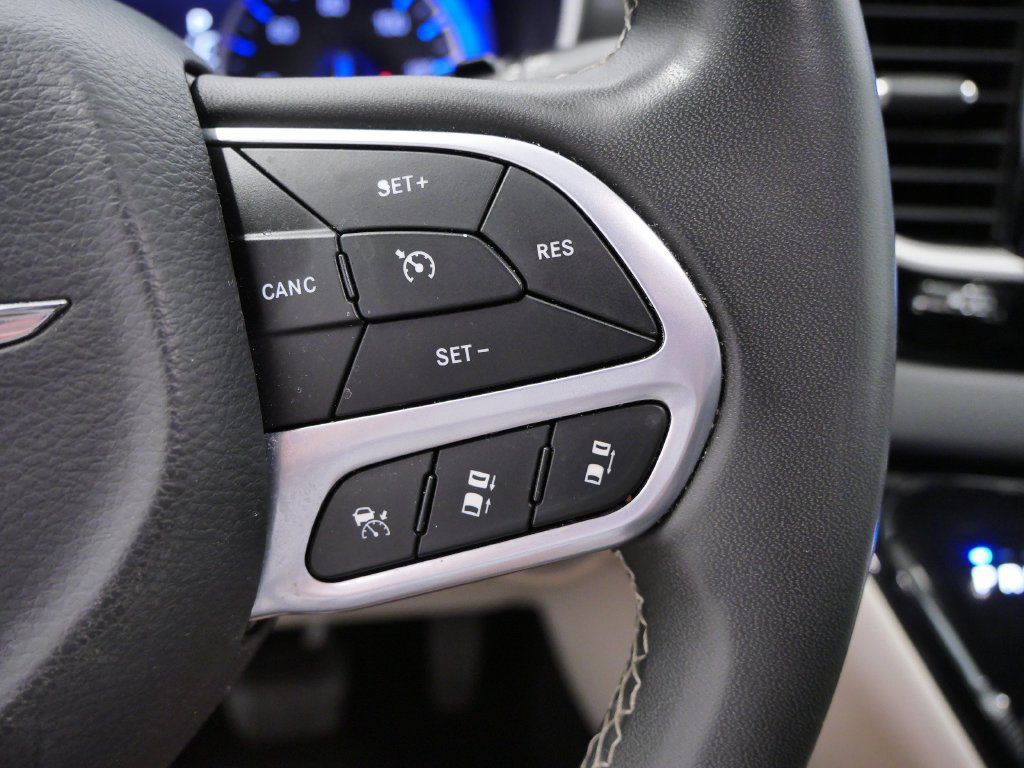 Certified 2023 Chrysler Pacifica Touring-L FWD image 24