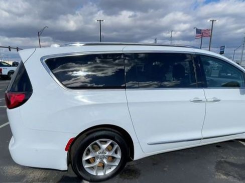 Used 2019 Chrysler Pacifica Touring-L Plus w/ Advanced Safetytec Group image 2