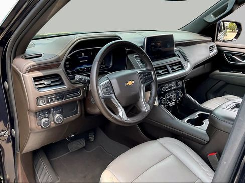 Used 2023 Chevrolet Suburban LT w/ Luxury Package AWD/4WD image 17