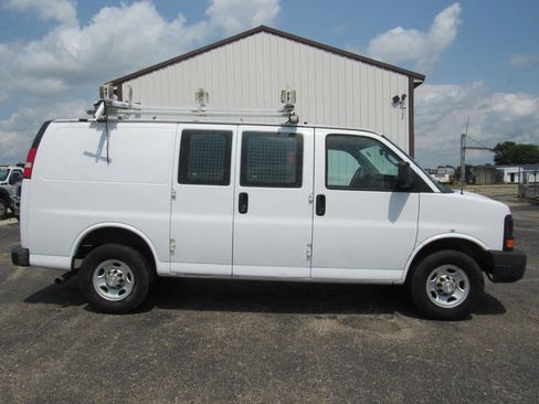 Used 2016 Chevrolet Express 2500 RWD image 2