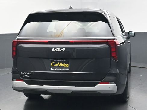 Used 2025 Kia Carnival FWD image 4