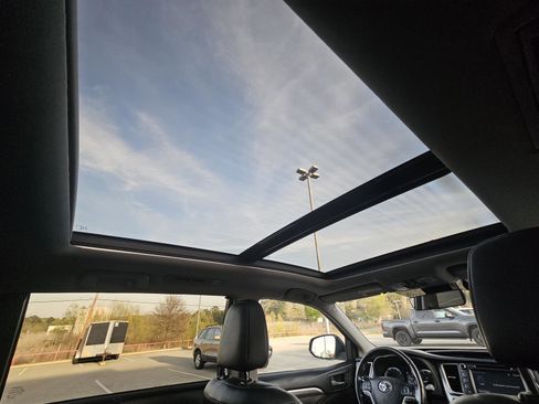 Used 2017 Toyota Highlander Limited Platinum image 35